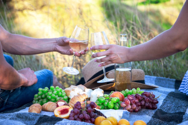 zakochana para pije wino na pikniku. selektywne ustawianie ostrości - couple dinner summer sunlight zdjęcia i obrazy z banku zdjęć