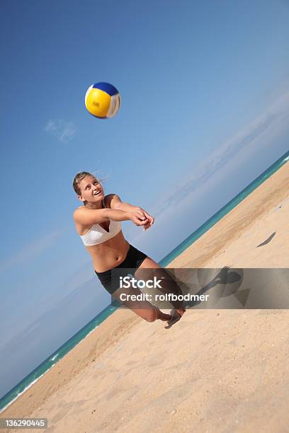 Photo libre de droit de Volley banque d'images et plus d'images libres de droit de Activité - Activité, Activité de loisirs, Adulte