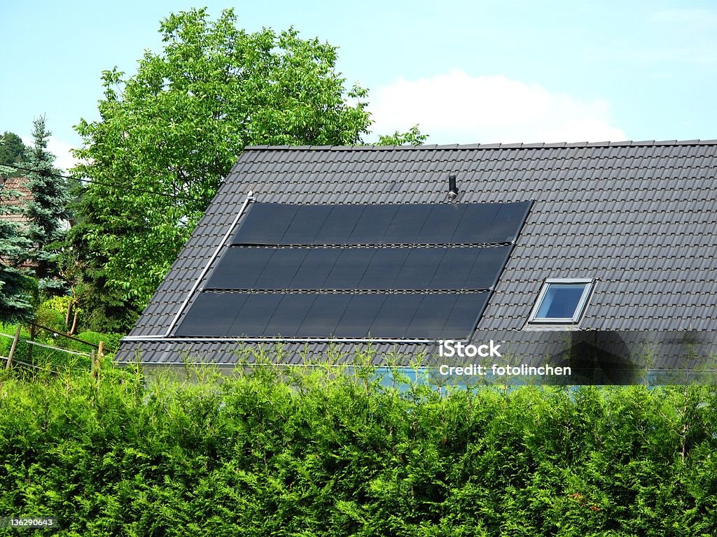 Solar-Matten auf dem Dach - Lizenzfrei Schwarz - Farbe Stock-Foto