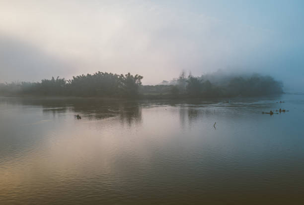 viajando em yangshuo - montanhas guilin china - fotografias e filmes do acervo