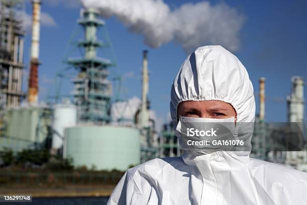 Frau Vor Fabrik Stockfoto und mehr Bilder von Giftmüll - Giftmüll, Menschen, Schließen