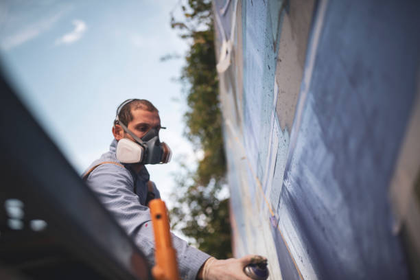 artista callejero pintando en la pared de la ciudad. - graffiti men wall street art fotografías e imágenes de stock