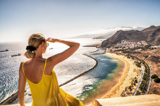 increíble lugar para visitar. mujer mirando el paisaje de la playa de las teresitas y el pueblo de san andrés, tenerife, islas canarias, españa. - tenerife spain national park canary islands fotografías e imágenes de stock