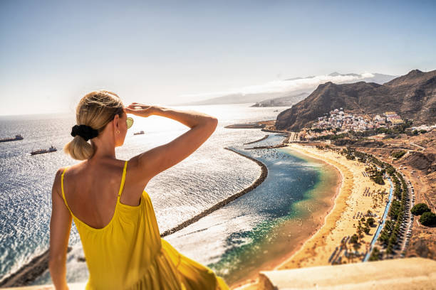訪れる素晴らしい場所。スペインのカナリア諸島、テネリフェ島のサンアンドレス村とサンアンドレス村の風景を見ている女性。 - summer swimming beach vacations ストックフォトと画像