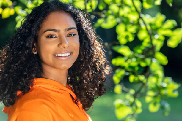 美しい混血 アフリカ系アメリカ人の少女 若い女性 ティーンエイジャー - nature smiling teenage girls female ストックフォトと画像