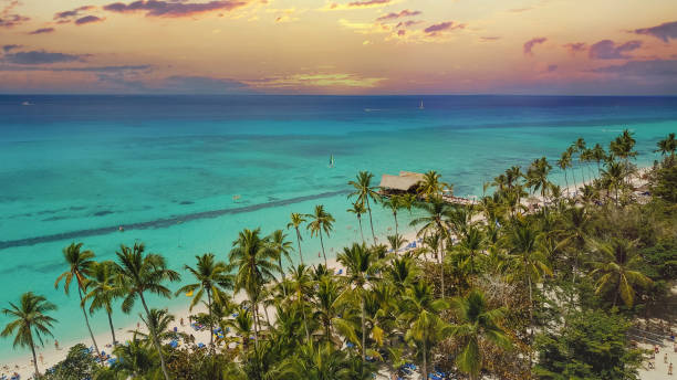 vue aérienne d’un magnifique coucher de soleil des caraïbes sur une île tropicale, la romana, république dominicaine - mer des caraïbes photos et images de collection