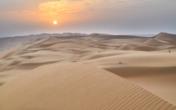 dramatischer sonnenuntergang in der wüste im nahen osten - liwa desert stock-fotos und bilder