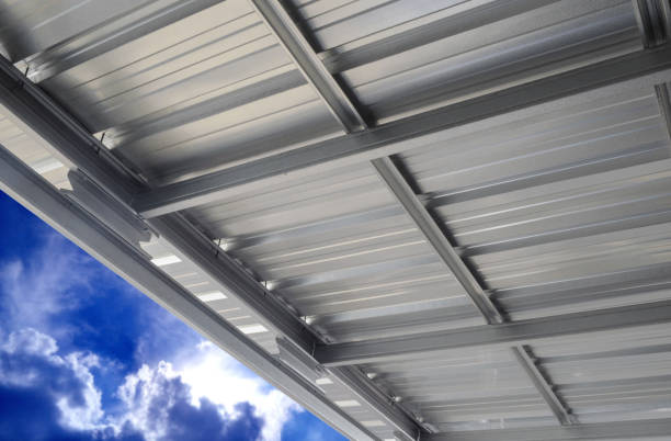 leichtes stahldach - architecture roof aluminum sheet industry stock-fotos und bilder