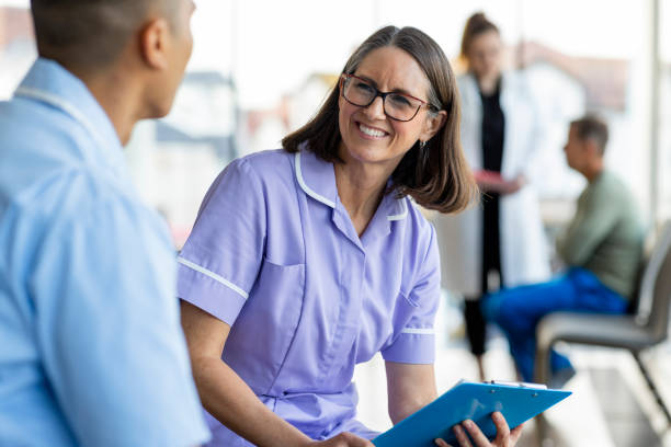 lavorare al pronto soccorso - servizio sanitario nazionale britannico foto e immagini stock