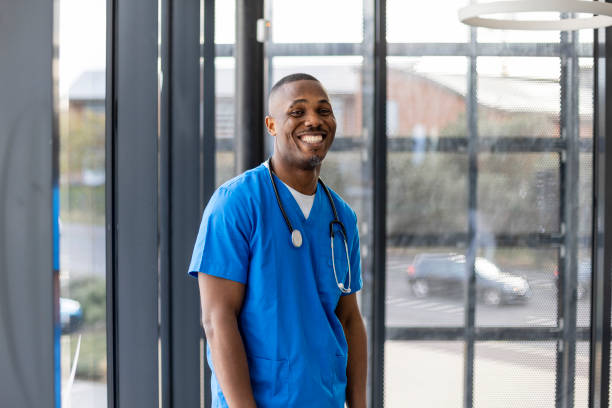 그의 직업에 행복 - male nurse black nurse doctor 뉴스 사진 이미지