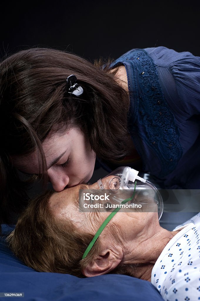 Adolescente besar a su abuela en el hospital. - Foto de stock de Cáncer - Tumor libre de derechos