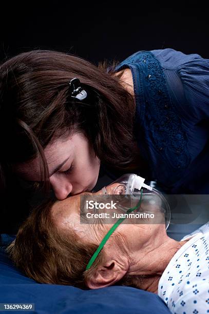 Foto de Adolescente Beijando Sua Avó No Hospital e mais fotos de stock de Câncer - Tumor - Câncer - Tumor, Duas pessoas, Hospital