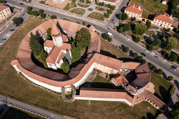 a igreja do castelo de prejmer na romênia - prejmer fortress - fotografias e filmes do acervo
