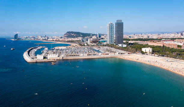 vista aérea de iates ancorados no porto. barcelona - port de barcelona catalonia spain barcelona city - fotografias e filmes do acervo