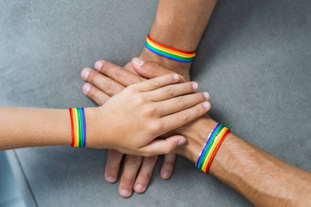 성소수자 가족, 게이 커플 와 입양 된 아들 - gay pride wristband rainbow lgbt 뉴스 사진 이미지