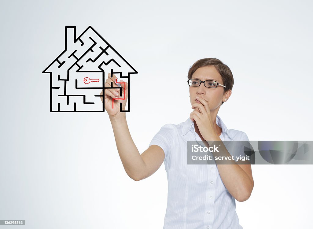 Jeune femme d'affaires dessin Maze maison avec clé à l'intérieur - Photo de Adulte libre de droits