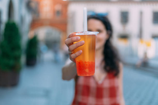 turysta z herbatą bąbelkową - berry juice zdjęcia i obrazy z banku zdjęć