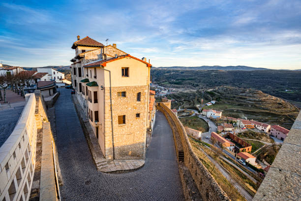 vue de la ville de morella, espagne - otono photos et images de collection