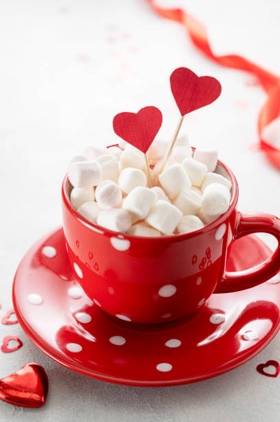 마시멜로와 붉은 하트가 있는 레드 컵. 추상적인 발렌타인 데이 컨셉. 복사 공간 - candy heart 이미지 뉴스 사진 이미지