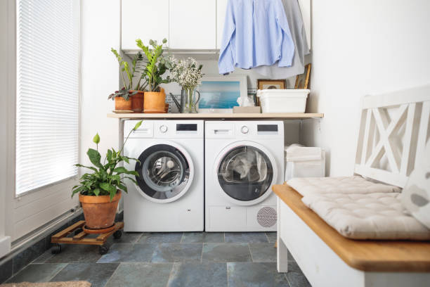 em casa - laundromat clothes washer laundry utility room - fotografias e filmes do acervo