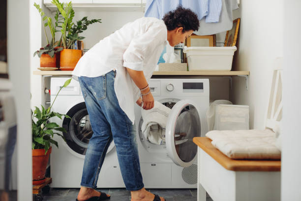 em casa - laundromat clothes washer laundry utility room - fotografias e filmes do acervo
