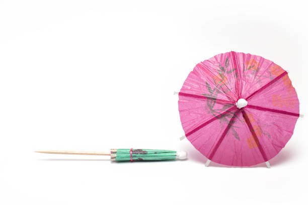 zbliżenie papierowy parasol imprezowy białe tło - drink umbrella umbrella pink paper zdjęcia i obrazy z banku zdjęć