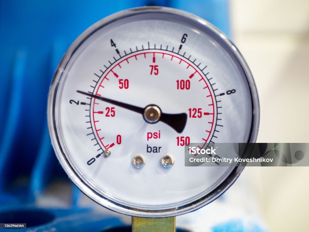 Ein Manometer Das Den Wasserdruck Im Rohrleitungssystem In Einem Privathaus  Anzeigt Stockfoto und mehr Bilder von Analog - iStock