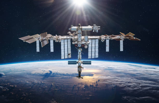 International space station in outer space. ISS floating on orbit of Earth planet. Space sci-fi collage with satellite and spaceship. Astronauts on orbit. Elements of this image furnished by NASA (url: https://www.nasa.gov/sites/default/files/styles/full_width_feature/public/thumbnails/image/iss063e074377.jpg https://earthobservatory.nasa.gov/blogs/elegantfigures/wp-content/uploads/sites/4/2011/10/land_shallow_topo_2011_8192.jpg) estación espacial internacional en 2022 en el espacio exterior. iss flotando en órbita del planeta tierra. collage de ciencia ficción espacial con satélite y nave espacial. astronautas en órbita. os de esta imagen proporcionada por la nasa