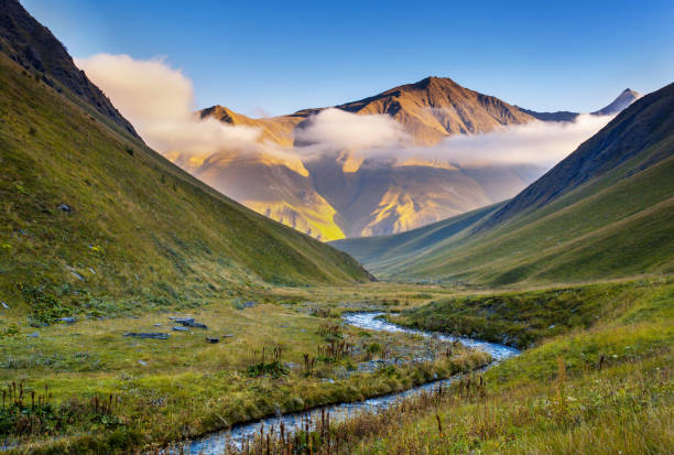 산악 풍경 - mountain mountain peak environment caucasus 뉴스 사진 이미지
