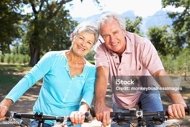 Altes Paar Auf Landradtour Stockfoto und mehr Bilder von 60-69 Jahre - 60-69 Jahre, 70-79 Jahre, Aktiver Lebensstil