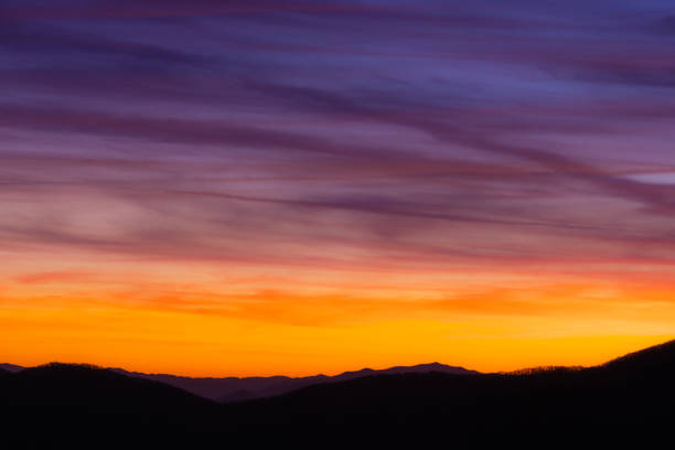 blau verblasst zu lila und verblasst zu orange over ridge - great smoky mountains flash stock-fotos und bilder