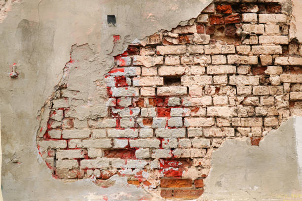 pared ladrillo viejo yeso rojo blanco roto - retro revival pattern masonry old fotografías e imágenes de stock