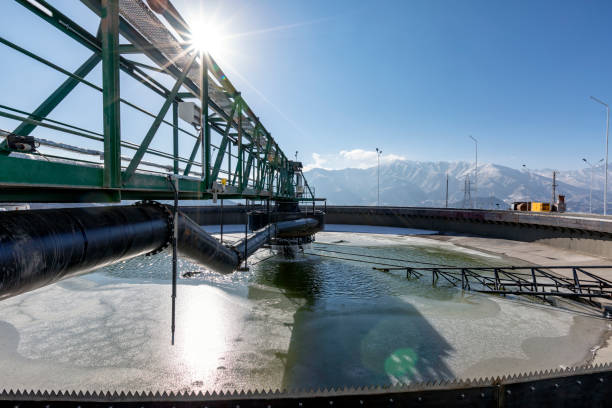 instalaciones de espesante de hormigón por gravedad en la planta minera. la tasa de descarga de lodo bajo flujo se manipula para mantener un inventario constante de sólidos en el espesante. - tailings fotografías e imágenes de stock