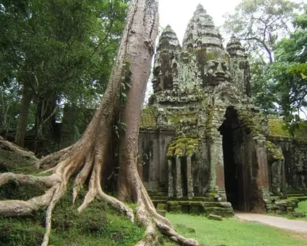 Preah Khan (en camboyano, ប្រាសាទព្រះខ័ន; "Espada real"), a veces pronunciado como Prah Khan, es un templo de Angkor en Camboya,
