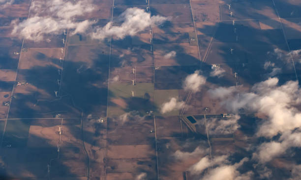 widok z lotu ptaka na farmę wiatraków - illinois farm wind wind power zdjęcia i obrazy z banku zdjęć