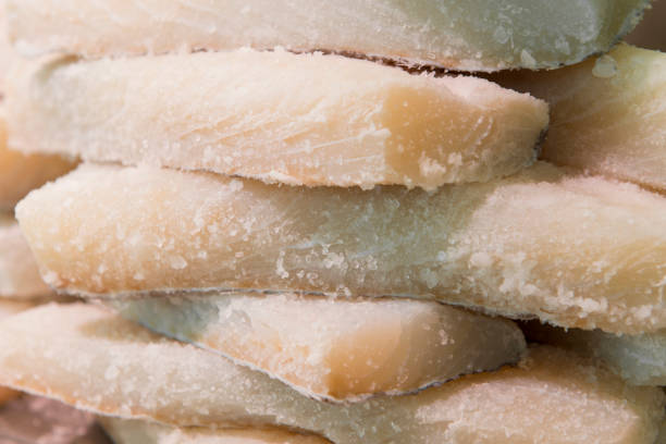 бакальяу сушеная соленая треска - cod fillet raw prepared fish стоковые фото и изображения