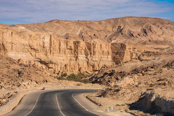 チュニジアの南道路 - east middle road desert ストックフォトと画像