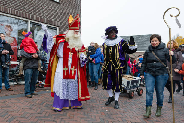 desfile de llegada de 'sinterklaas' y su 'zwarte pieten' en wierden - parade music music festival town fotografías e imágenes de stock