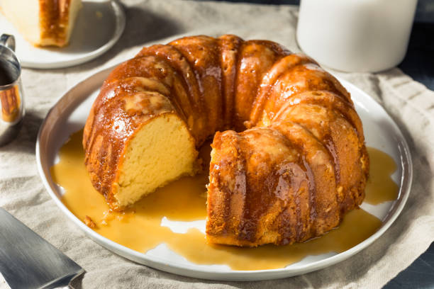 homemade holiday buttered rum cake - 蘭姆酒 個照片及圖片檔