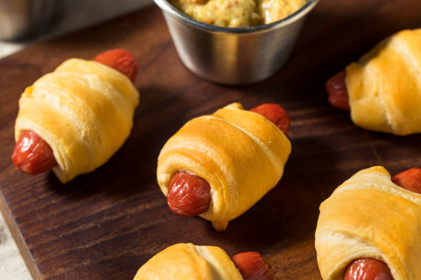 домашних свиней в одеяло - blanket pig hot dog sausage стоковые фото и изображения