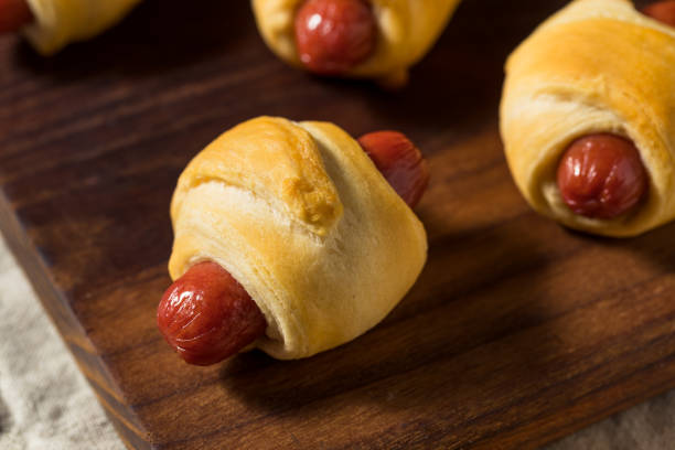 hausgemachte würstchen im schlafrock - blanket pig hot dog sausage stock-fotos und bilder