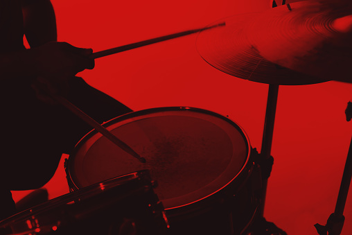 Silueta primer plano de palos y tambores sobre un fondo de color rojo photo