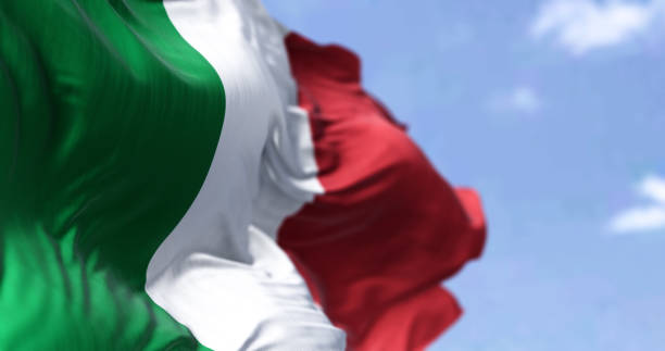 détail du drapeau national de l’italie agitant dans le vent par temps clair - italian flag photos et images de collection