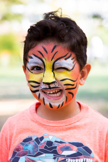 ragazzo dipinto di tiger face - face paint child animal little boys foto e immagini stock