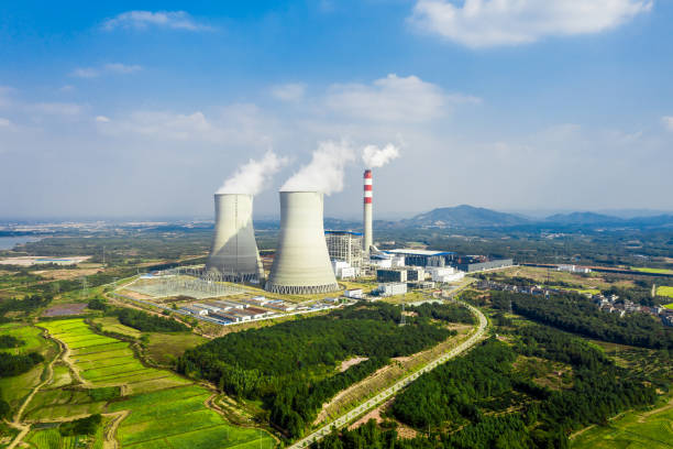 vista aerea della centrale elettrica moderna, paesaggio industriale - reattore nucleare foto e immagini stock