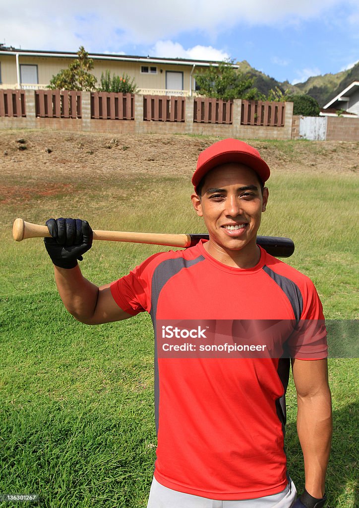 Lächeln baseball player-Posen in einem park field - Lizenzfrei Aktivitäten und Sport Stock-Foto