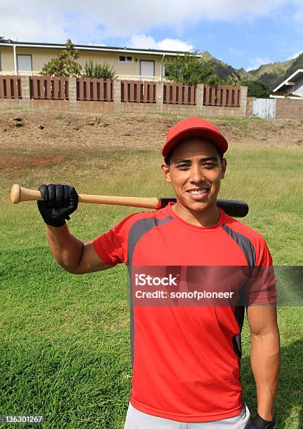 Sorrir Jogador De Beisebol Em Um Campo De Posições - Fotografias de stock e mais imagens de Adulto - Adulto, Ao Ar Livre, As Américas