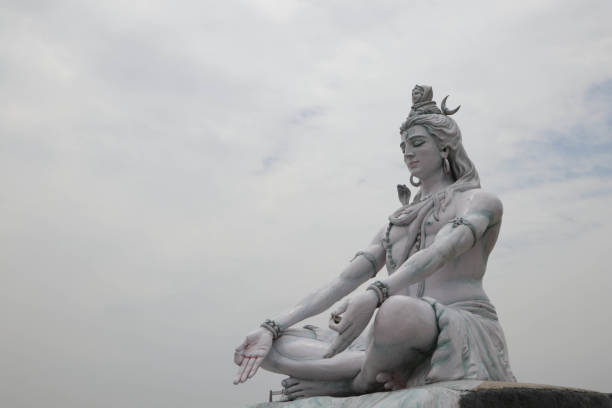 rishikesh, india , estatua de shiva, ídolo hindú cerca del agua del río ganges, rishikesh, india. el primer dios hindú shiva. lugares sagrados para los peregrinos en rishikesh - shiva fotografías e imágenes de stock