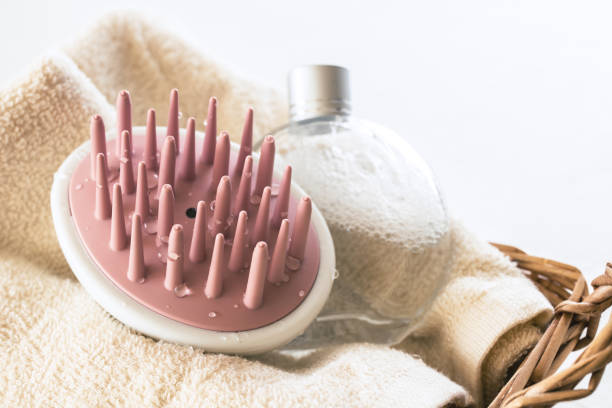 щетка для шампуня по уходу за волосами - massage brush стоковые фото и изображения