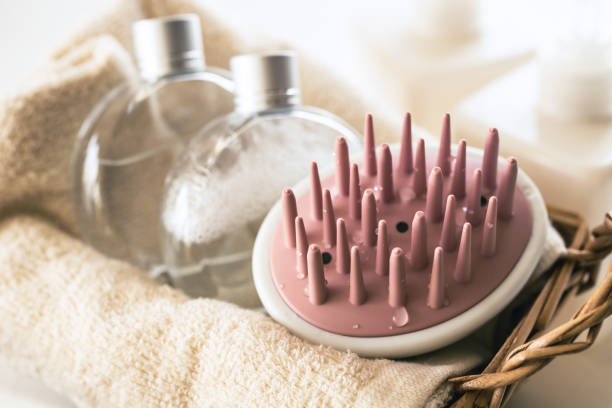 щетка для шампуня по уходу за волосами - massage brush стоковые фото и изображения